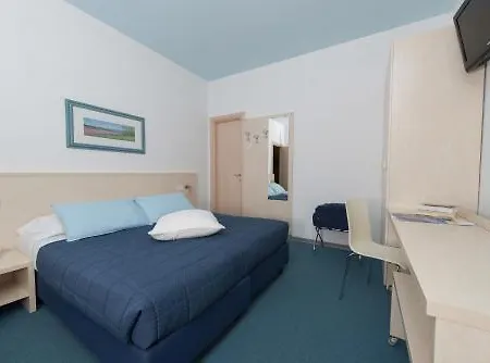 爱丽卡酒店 3* 马尔切西内